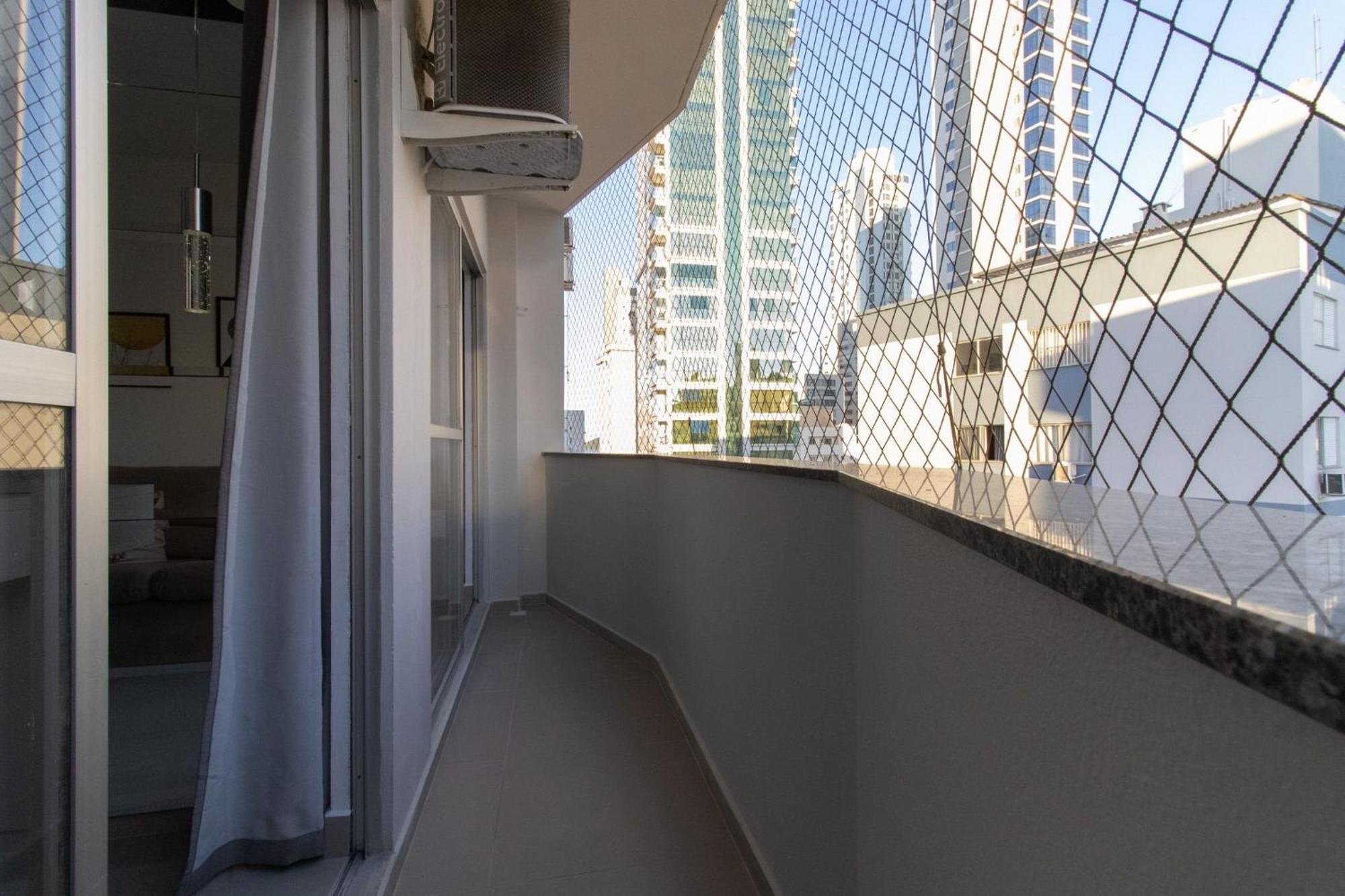 Apartamento Mtey83 - 1 Dorm, Av. Brasil, Climatizado, Garagem *